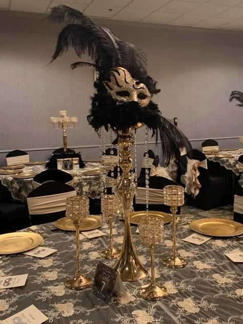 Masquerade Party Setup, Big Masquerade Mask Decoration, Masquerade Ball Table Decor, Masquerade Center Piece, Masquerade Mask Decorations, Masquerade Mask Centerpiece, Masquerade Decorations Centerpieces, Old Hollywood Party Theme Outfit, Ball Room Decoration Ideas