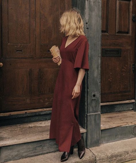 Sarah Mantelin, Dark Academia Dresses, Silk Dresses Outfit, Walking Women, Red Silk Dress, Academia Outfits, Street Dress, Eve Dresses, Fabulous Clothes