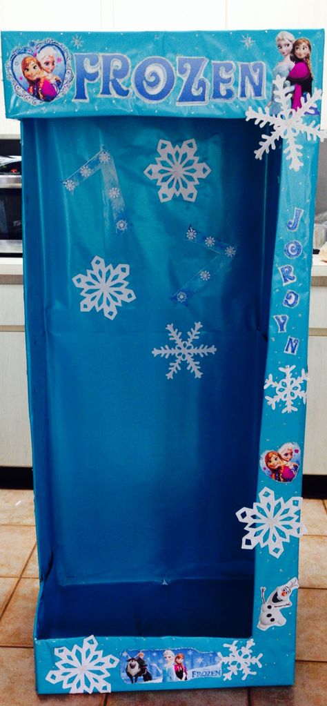 Frozen photo booth Frozen Photo Booth, Frozen Party Games, Elsa Birthday Party, Frozen Bday Party, Disney Frozen Party, Frozen Birthday Theme, Frozen Themed Birthday Party, Elsa Birthday, Frozen Theme Party