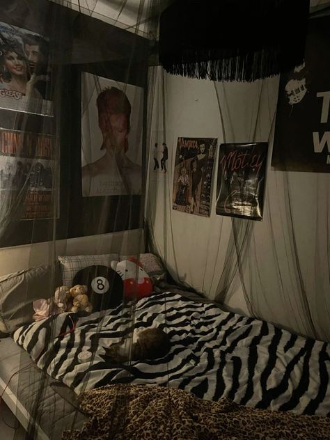 Room Ideas Aesthetic Dark Coquette, Aesthetic Room 2 Beds, Dark Bedroom Ideas Aesthetic, Dorm Room Y2k, Opiumcore Room, Goth Dorm Room Ideas, Goth Y2k Room, Room Inspiration Y2k, Dark Y2k Room