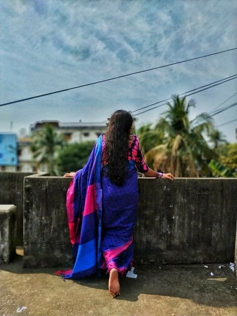 Saree Poses At Terrace, Terrace Saree Photoshoot, Terrace Shoot Ideas, Photoshoot On Terrace, Saree Back Photoshoot, Terrace Photo Poses, Saari Poses Photo Shoot, Sari Poses Photo Shoot, Terrace Photoshoot Ideas