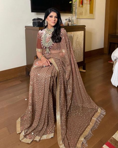 Brides Mother Indian Outfit Saree, Brides Mother Indian Outfit, Modest Saree, Sarees Ideas, Saree 2023, Brides Mom Dress, Brides Mother, Wedding Fits, Saree Styling