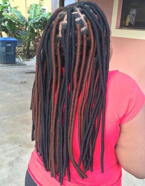 20 Playful Ways to Wear Yarn Dreads Yarn Faux Locs, Wool Hairstyles, Yarn Braids Styles, Yarn Locs, Brazilian Wool Hairstyles, Yarn Dreads, Brazilian Wool, Micro Braids Hairstyles, Dread Heads