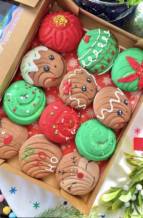 Pan Dulce Ornaments, Conchas Pan Dulce Design, Christmas Conchas Bread, Fall Conchas, Conchas Cupcakes, Christmas Mexican Food, Concha Cookies, Concha Designs, Mexican Christmas Desserts