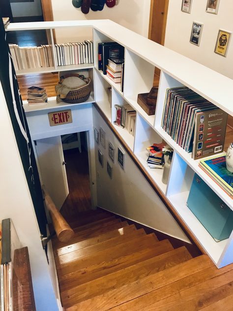 Bookshelf Railing, Banister Alternatives, Loft Banister Ideas, Stairwell Bookshelves, Book Case Stairs, Bookcase Railing, Banister Bookcase, Railing Bookshelf, Staircase Bookshelves