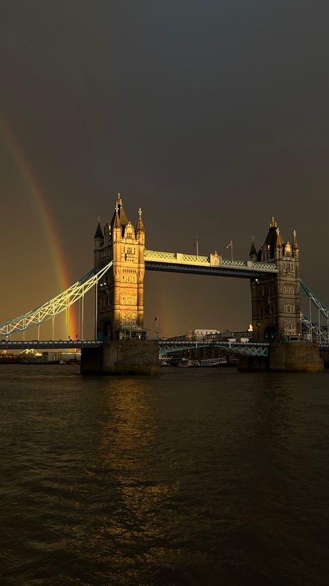 Ig: Jara.josie #london #londonlife #londonbucketlist #londonaesthetic #aesthetic #londonstyle #towerbridge #rainbow London Secret Places, North London Aesthetic, London Asthetics Photos, Vintage London Aesthetic, London Astethic, Aesthetic Wallpaper London, London Wallpaper Aesthetic, London Aesthetic Vintage, London Uk Aesthetic