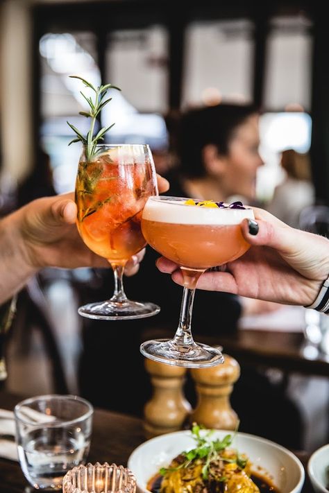 Food And Drinks Aesthetics, Cocktail Social Media Post, Drinks At Restaurant, Wine With Friends Aesthetic, Brunch Moodboard, Restaurant Lifestyle Photography, Restaurant Photography People, Restaurant Photography Photo Ideas, Brunch Food Photography