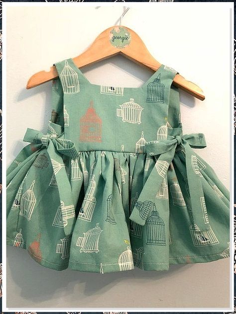 Looking for the perfect baby girl outfit? Look no further than the stylish outfits offered by Baby Girl Outfitters! Our personalized outfits are perfect for little ones and will make them look and feel fabulous. Girls Pinafore, Baby Frock Pattern, Kids Frocks Design, Kids Dress Wear, Baby Dress Design