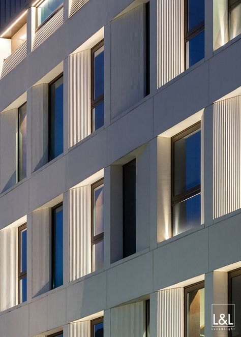 The most striking element of this hotel is the square recesses that frame the rooms’ large windows. To accentuate these, the lighting design studio elected to place a Lyss Mini 1.0 fixture in one of the lower corners of each, so that, as the light reaches the opposite side of the frame, it follows the gradations of its volume that gradually level with the plane of the façade. BessaHotel Baixa, Porto, Portugal. Project: STOA arquitectura. Light planning: Light2Life. PH: © Alexander Bogorodskiy Hotel Sign, Garden Escape, Hotel Facade, Rio 2, Architectural Lighting Design, Green Facade, Facade Lighting, Frame Light, High Rise Building