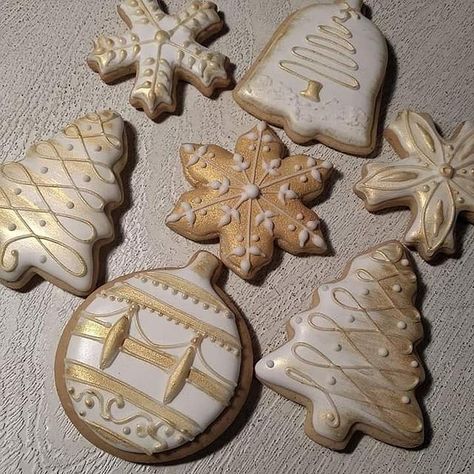 Gold Christmas Cookies, Golden Cookie, Gold Cookies, Christmas Cutout Cookies, White And Gold Christmas, Christmas Treats Boxes, Christmas Cookies Gift, Christmas Cutouts, Winter Cookies