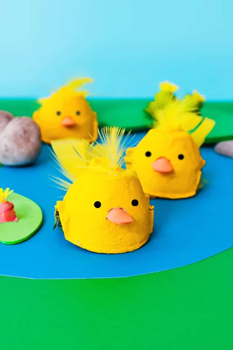 Craft an adorable floating duckling out of an egg carton and a baby food jar lid! It couldn't be easier and is perfect for pretend play, sensory bins, or small worlds! | from barley & birch Matilda Crafts, Duckling Craft, Make Way For Ducklings, Duck Crafts, Orange Craft, Egg Carton Crafts, Baby Food Jars, Spring Crafts For Kids, Diy Upcycling