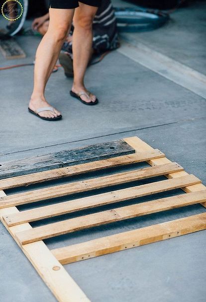 diy pallet board screen door, diy, doors, pallet Pallet Screen Door, Pallet Screen, Build A Screen Door, Screen Door Diy, Custom Screen Doors, Screen Door Handles, Diy Doors, Pallet Door, Wood Cornice