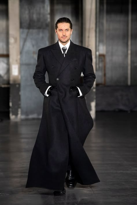 The Fresh Style Stars to Watch From the Menswear Shows Lucas Bravo, Dracula Costume, Guerriero Samurai, Wool Long Coat, Long Coat Men, Overcoat Men, Isabelle Huppert, Vampire Costume, Moda Paris