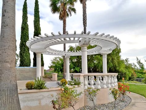 Circle Pergola, Pergola Shade Ideas, Redwood Pergola, Dining Minimalist, Classic Pergola, Modern Pergola Designs, Curved Patio, Curved Pergola, Garden Modern