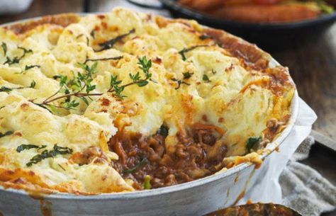 How to make my wife's version of Portuguese shepherd's pie (Enpadao). Lamb Mince Recipes, Portuguese Dishes, Veal Recipes, Shepherds Pie Recipe, Portuguese Cuisine, Mince Recipes, Kebab Recipes, Meat Pies, Portuguese Food