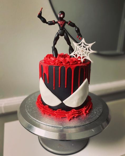 Spin Spiderman Cake, Spin Cake Spiderman, Miles Morales Spiderman Cake, Miles Morales Cake Ideas, Miles Morales Birthday Cake, Miles Morales Cake, Miles Morales Birthday Party, Spiderman Birthday Party Decorations, Twin Birthday Parties