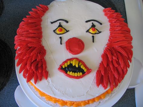 Penny Wise Cake, Halloween Cakes Easy, Clown Scary, Scary Cakes, Clown Cake, Postres Halloween, Halloween Cake Decorating, Pennywise The Clown, Fun Halloween Food