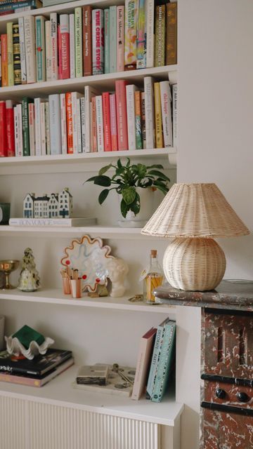 Home With Personality, Top Of Bookcase Decor, Bedrooms With Bookshelves, Styled Shelf, Bedroom Bookshelves, Kate Spiers, Girl Apartment, Apartment Goals, House Organisation