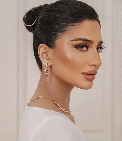 Rahaaf.alharbi on ig #glammakeup #glamorous #glowymakeup #flawless #hairup #browngirlmakeup #khaleeji #dubaifashion Khaleeji Makeup, Brown Girls Makeup, Dubai Fashion, Glowy Makeup, Healthy Skin Care, Glam Makeup, Makeup Skin Care, Up Hairstyles, Skin Makeup