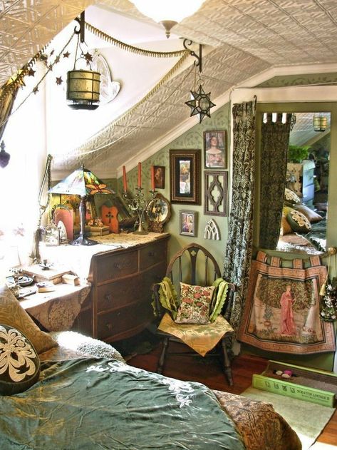 Bohemian Bedrooms, Hippie Homes, Decor Ikea, Attic Bedroom, Deco Boheme, Bohemian Interior, Bohemian Bedroom, Decoration Inspiration, Decor Minimalist