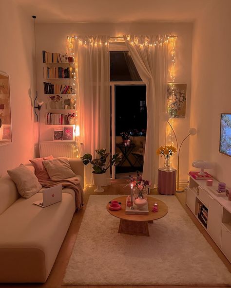 Living Room Ideas College House, Cozy Pink Living Room, Dreamscape Room, Pink Aesthetic Living Room, Studio Apartment Inspiration, Cute Apartments, Kawaii Apartment, Apartment Aesthetic Cozy, Pink Living Room Ideas