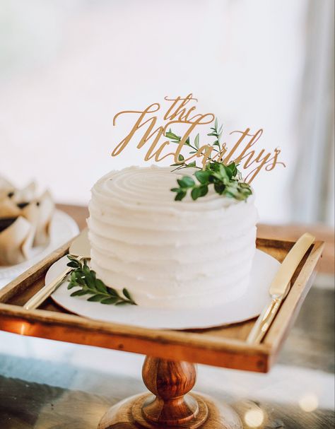 One Wedding Cake Tier, Small Cakes For Wedding, Simple Cake Wedding One Tier, Single Layer Wedding Cake Ideas, Single Serving Wedding Cake, Simple Wedding Cake Topper Ideas, Wedding Cake Elopement, 10 Inch Wedding Cake, One Tire Wedding Cake