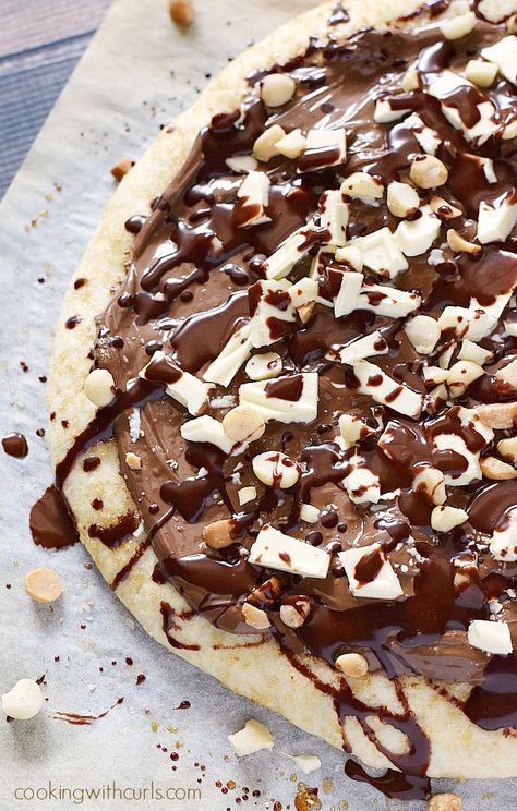 Nutella Snacks, Nutella Pizza, Pizza Sugar Cookie, Sweet Pizza, Chocolate Pizza, Chocolate Hazelnut Spread, Nutella Recipes, Dessert Pizza, Chocolate Dessert Recipes