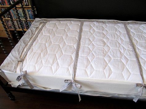 KJ's Beadacious Beads: Engineering a DIY Easy On, Easy Off, Stay Tight, Upholstered Daybed Mattress Cover Semi Tutorial Daybed Mattress Cover, Diy Mattress, Diy Daybed, Penthouse Living, Airy Bedroom, Daybed Mattress, Daybed Covers, Upholstered Daybed, Reading Nooks