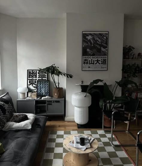 Streetwear House Decor, Living Room Designs Grunge, Black Wood Apartment, Small Apartment Dark Aesthetic, Cool Living Room Aesthetic, Black Vintage Decor, Black Leather Couch Apartment, Apartment Decor Inspiration Men, Apartment Living Room Men