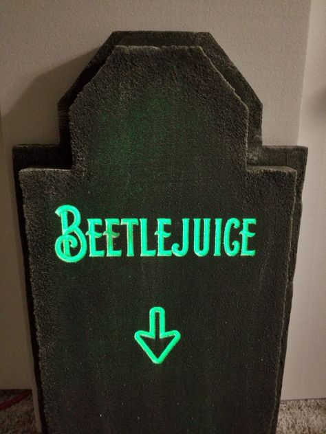 Beetlejuice Graveyard Scene, Beetlejuice Graveyard, Funny Halloween Decorations, Halloween Juice, Beetlejuice Halloween, Halloween Graveyard, Beetle Juice, Beetlejuice Beetlejuice, Halloween Custom