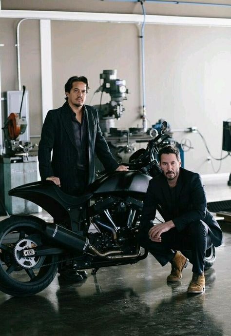 Keanu Reeves & Gard Hollinger (Arch Motorcycle) Keanu Reeves Motorcycle, Keanu Reeves House, Keanu Reeves Young, Arch Motorcycle, Arch Motorcycle Company, Keanu Reeves Life, Film Man, Keanu Reeves John Wick, Мотоциклы Cafe Racers