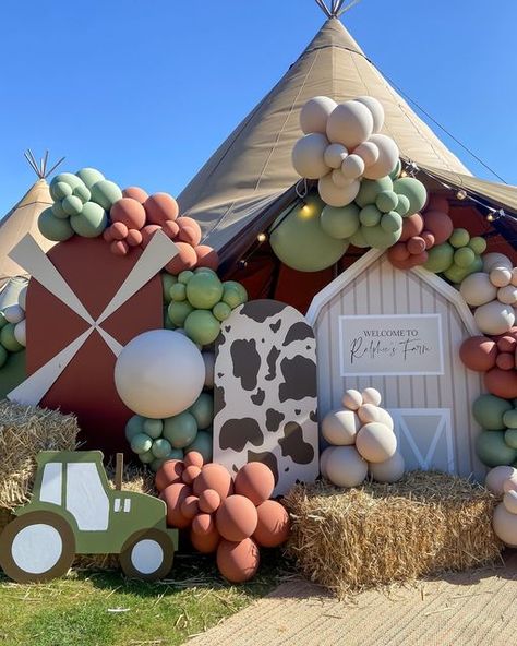 Farm Theme Birthday Backdrop, Farm 1 Birthday Party, Modern Farm Theme Birthday, Party Balloon Backdrop, Cowboy Party Balloon Arch, Farm Party Backdrop Ideas, Tractor Balloon Arch, Farm Balloon Decorations, Neutral Farm Birthday Party