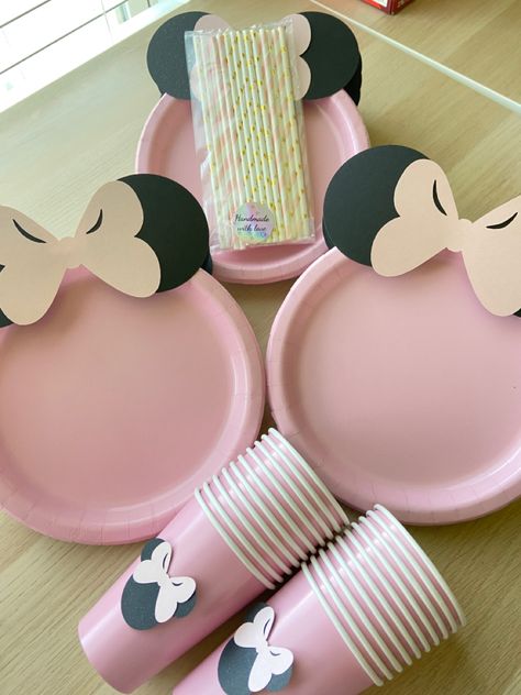 Minnie birthday plates set Minnie Mouse 2 Birthday Party Ideas, Minnie Mouse Table Setting, Pink Mickey Mouse Birthday, Two Sweet Minnie Party, Minnie Mouse Birthday Ideas 3rd, Minimalist Minnie Mouse Party, First Birthday Party Set Up, Minnie One Birthday, Minnie Mouse Pink Birthday Party Ideas