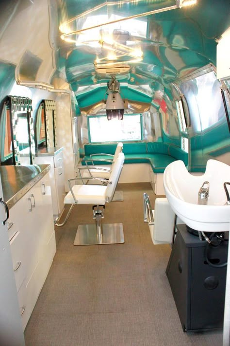 Airstream Remodeled into a Salon (1)                                                                                                                                                                                 Más Mobile Hair Salon, Mobile Beauty Salon, Nail Salon Interior Design, Home Hair Salons, Airstream Remodel, Airstream Interior, Mobile Beauty, Mobile Home Living, Vintage Airstream