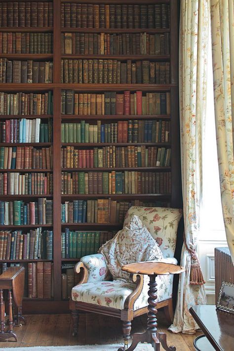 Vintage-Inspired Home Libraries To Envy #vintage #homedecor #interiordesign #homelibrary | See more inspiring articles here: www.vintageindustrialstyle.com Vintage Bookshelves, Library Corner, Lots Of Books, Dream Library, Beautiful Library, Library Room, Vintage Library, Home Libraries, Home Library