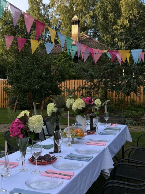 Rustic Garden Birthday Party Ideas, Simple Garden Birthday Decor, Outdoor Birthday Dinner, Birthday Party Decorations Outdoor, Diy Backyard Party, Outdoor Grad Party, Simple Garden Party, Grad Brunch, Floral Picnic