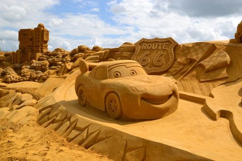 Lightning McQueen Ice Art, Snow Sculptures, Snow Art, Sand Sculptures, Ice Sculptures, Creative Pictures, Sand Art, Sand Castle, Amazing Cars