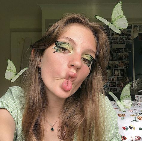 #makeup #butterfly #eyeliner #y2k #cottagecore #cottage #green #aesthetic #tiktok #instagram Eyeliner Y2k, Green Fairy Makeup, Fairycore Makeup, Cottagecore Makeup, Butterfly Eyeliner, Green Dress Makeup, Eyeliner Ideas, Green Eyeliner, Butterfly Makeup