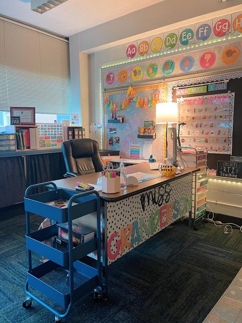 Classroom Student Desk Setup, Table Colors Classroom, Teacher Decorations Classroom Setup, Teacher Desks Decorated, Math Classroom Inspiration, Decorate Front Of Teacher Desk, Teacher Desk Placement In Classroom, 2nd Grade Desk Arrangement, Classroom Ideas 1st Grade