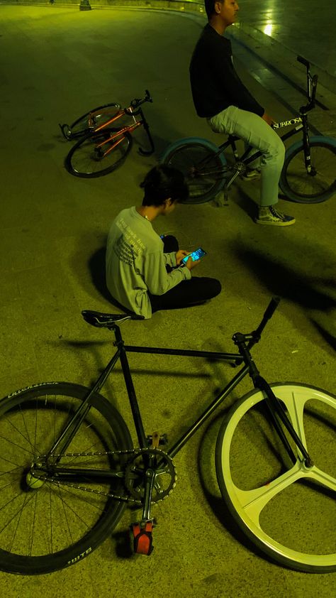 Mer ra and B sith Fixie Bike Ideas, Biking Photography, Cycling Aesthetic, Biking Aesthetic, Bike Aesthetic, Fixed Bike, Fixie Bike, Fixed Gear Bike, Poses References