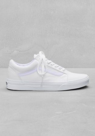 Clean White Tennis Shoes, White Old Skool Vans, Vans Old Skool White, Old Skool Vans, Tenis Vans, White Tennis Shoes, Gym Shoes, Boots And Sneakers, Sneaker Heels