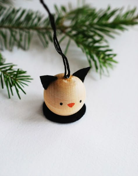 DIY: Wooden Animal Bauble Ornaments Christmas Party Crafts, Woodland Ornaments, Christmas Crafty, Animal Ornaments, Handmade Charlotte, Diy Ornaments, Ornament Ideas, Animal Ornament, Xmas Ornaments