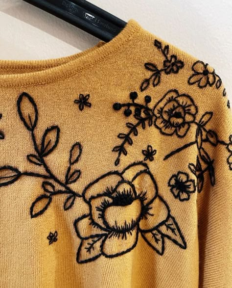 Sweater Embroidery Ideas, Sweater Upcycle, Sweater Embroidery, Gift Embroidery, Clothes Embroidery Diy, Embroidery Lessons, Embroidery Sweater, Embroidery On Clothes, Sewing Embroidery Designs