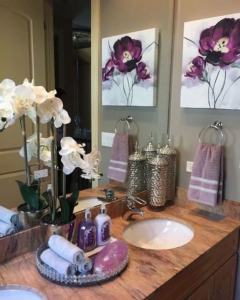 Niki Decoration Bathroom Arrangement, Small Bathroom Organization Ideas, Lavender Bathroom, Diy Bathroom Storage Ideas, Purple Bathroom Decor, Purple Bathroom, Wedding Bathroom, Bathroom Decor Themes, Purple Bathrooms