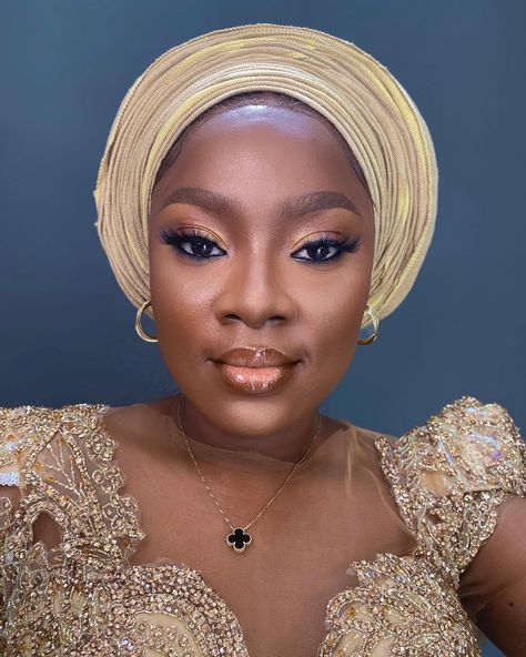 Makeup on a wedding guest in Lagos Nigeria. Wedding makeup inspiration. Clean and timeless makeup looks for all events, especially weddings. Nigeria Makeup Looks, Owambe Makeup Look, Nigerian Dress Styles, Classy Looks, Wedding Guest Makeup, Aso Ebi Bella, Wedding Makeup Artist, Asoebi Styles, Lagos Nigeria