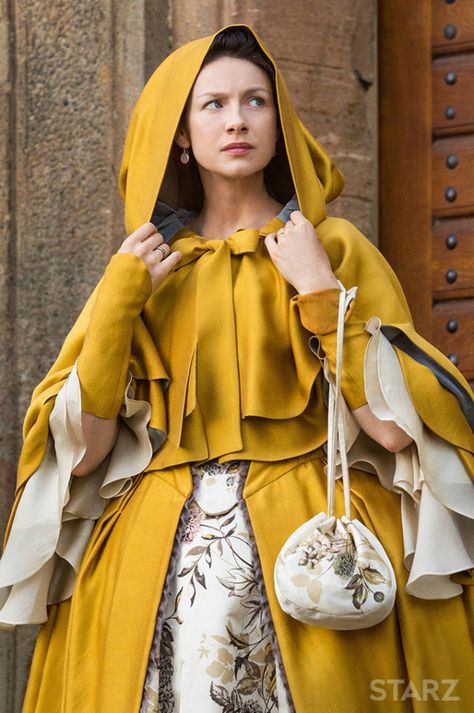 The 18 Best Costumes from 'Outlander' Season 2 - Claire's yellow cloak Outlander News, Terry Dresbach, Outlander Edits, Outlander Costumes, Outlander Claire, Outlander Season 2, Diana Gabaldon Outlander, Outlander Tv Series, Claire Fraser