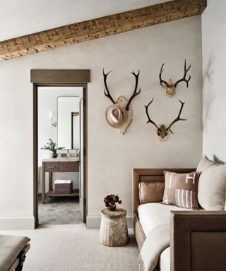 Ski Decor Ideas, Deer Camp Decor, Ski Chalet Kitchen, Aspen Chalet, Ski House Bedroom, Ski Cabin Interior, Modern Hunting Lodge, Ski Chalet Interior Design, Whipstaff Manor