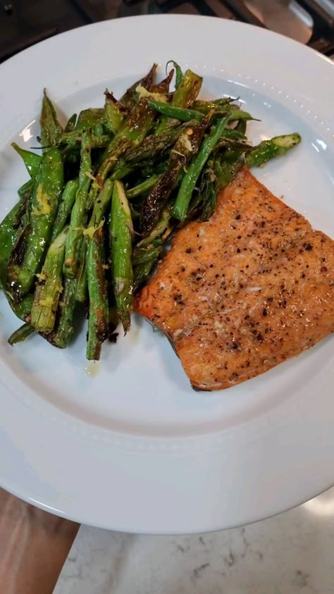 Receta Salmon, Salmon And Veggies, Salmon Veggies, Healthy Low Calorie Meals, Healthy Food Inspiration, Whole Food Diet, Easy Healthy Meal Prep, Healthy Food Dishes, Healthy Lifestyle Food