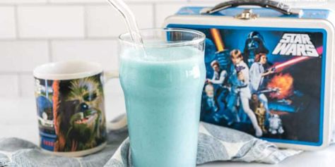 Star Wars Blue Milk Churro Toffee Recipe, Star Wars Blue Milk, Blue Milk Recipe, Churro Toffee, Star Wars Drinks, Disneyland Treats, Disney Dishes, Star Wars Food, Toffee Recipe