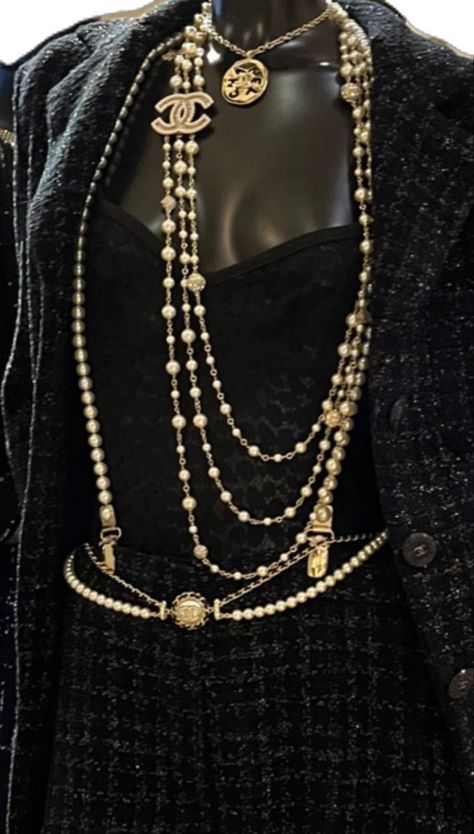 Chanel Asethic, Black Chanel Aesthetic, Chanel Necklace Outfit, Chanel Accessories Jewelry, Vintage Chanel Aesthetic, Vintage Channel, Chanel Aesthetic, Runway Fashion Couture, Mode Zara